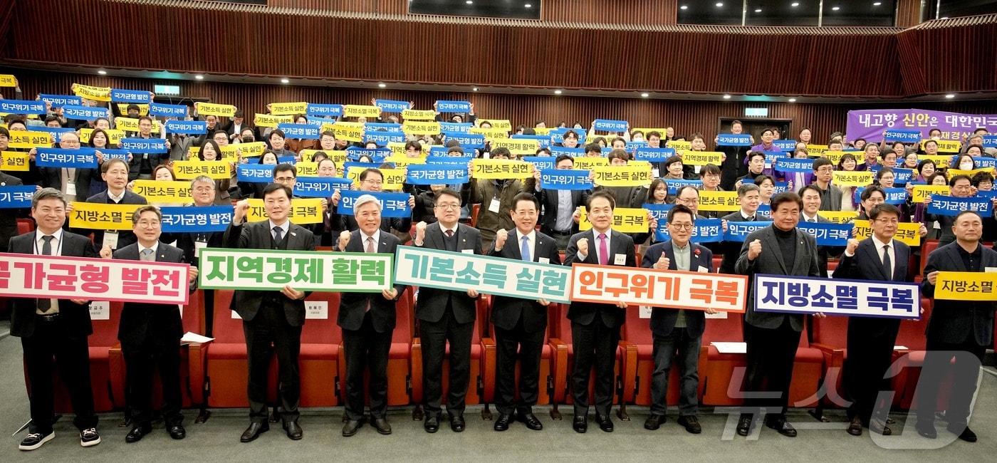 김영록 전라남도지사가 5일 오후 국회도서관에서 열린 ‘에너지 기본소득, 국회포럼’에서 주요 내·외빈 및 참석자들과 재생에너지 전환과 에너지 기본소득 도입 활성화를 위한 퍼포먼스를 하고 있다.(전남도 제공. 재판매 및 DB금지) 2025.3.5/뉴스1 