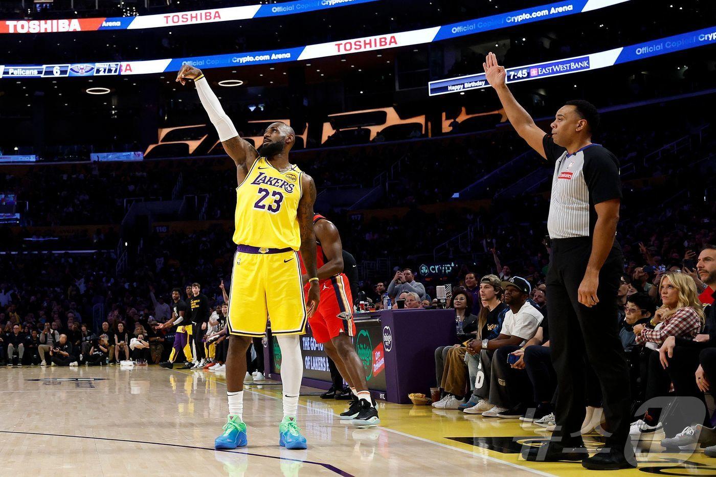 르브론 제임스(23번)가 5일(한국시간) 열린 2024-25 NBA 정규리그 LA 레이커스-뉴올리언스 펠리컨스전에서 정규리그 및 플레이오프 통산 5만 득점 대기록을 달성했다. ⓒ AFP=뉴스1