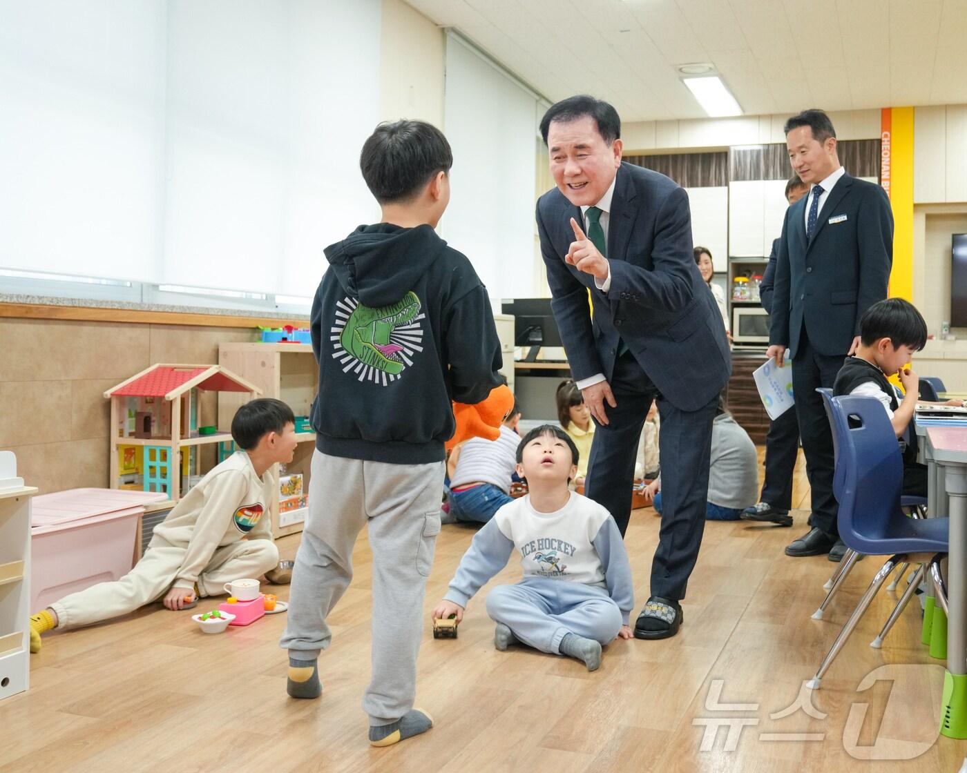 본문 이미지 - 김지철 충남교육감이 5일 늘봄학교에서 아이들과 이야기하고 있다.(충남교육청 제공. 재판매 및 DB금지) /뉴스1