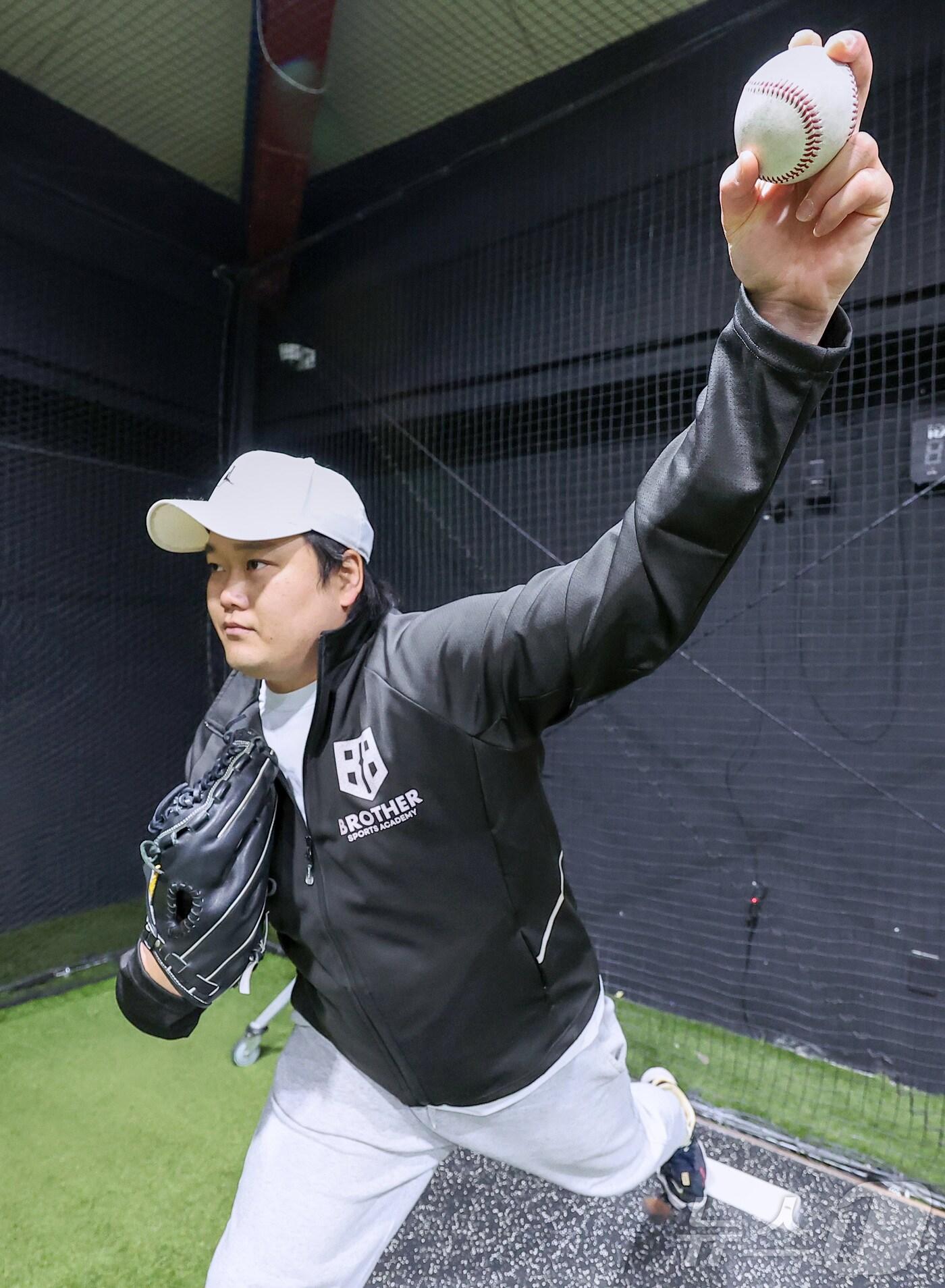 본문 이미지 - SSG 랜더스 출신 김태훈 코치가 5일 인천 남동구 브라더스포츠 아카데미 간석점에서 뉴스1과의 인터뷰에 앞서 투구 시범을 보이고 있다. 2025.3.5/뉴스1 ⓒ News1 김성진 기자