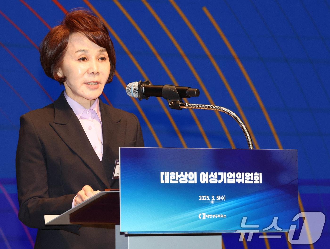 본문 이미지 - 5일 서울 중구 상의회관에서 열린 '대한상의 여성기업위원회' 창립총회에서 정기옥 대한상의 여성기업위원회 위원장(LSC푸드 회장)이 인사말을 하고 있다. (대한상공회의소 제공. 재판매 및 DB 금지) 2025.3.5/뉴스1