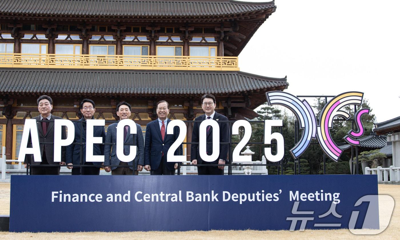  경북 경주시 엑스포로 황룡원에 설치된 &#39;아시아태평양경제협력체&#40;APEC&#41; 2025 KOREA&#39; 구조물. 2025.3.5/뉴스1 ⓒ News1 이재명 기자