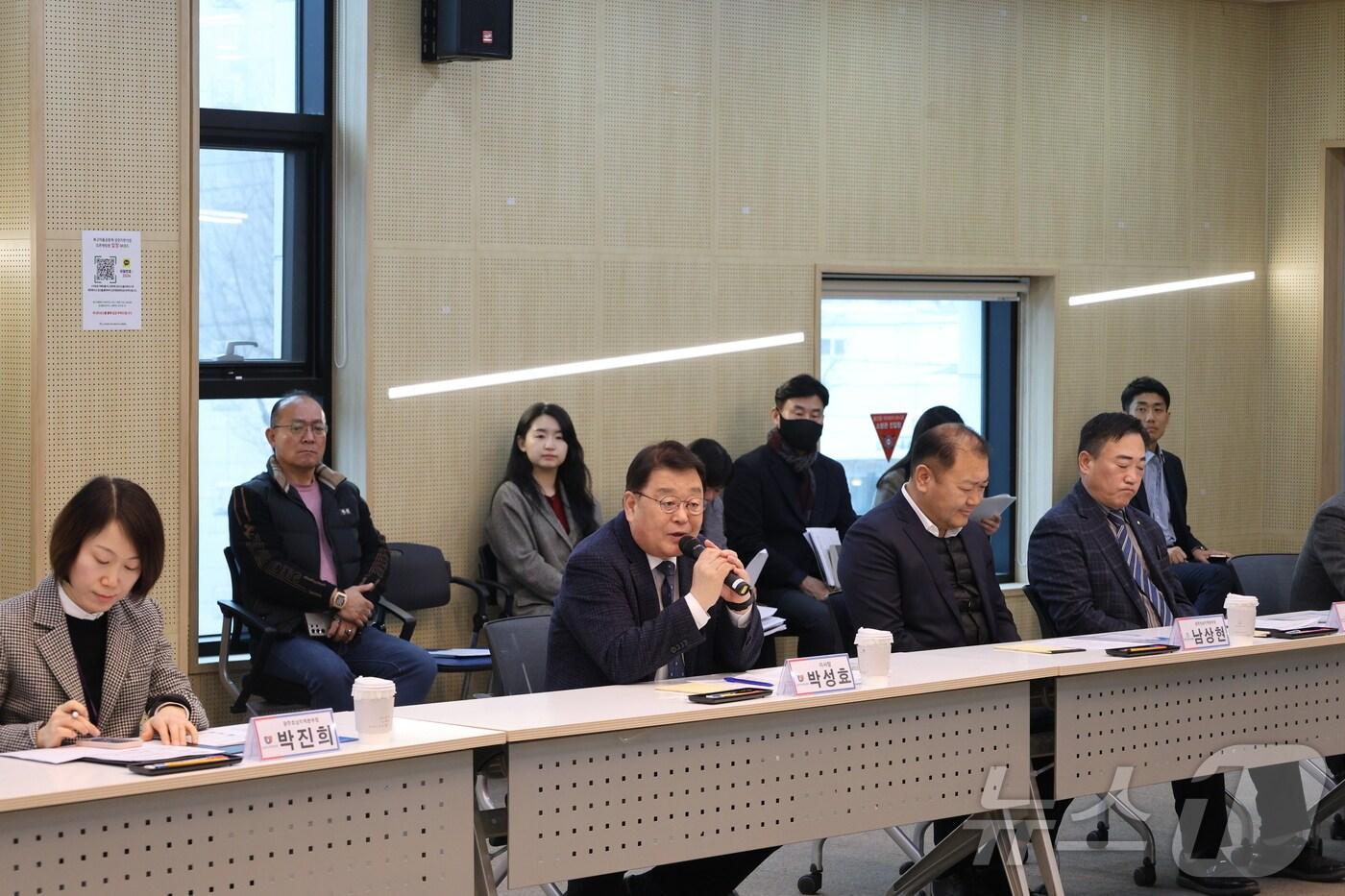 박성효 소진공 이사장&#40;가운데&#41;이 5일 광주 지역을 찾아 소통 간담회를 가졌다 &#40;소상공인시장진흥공단 제공&#41;