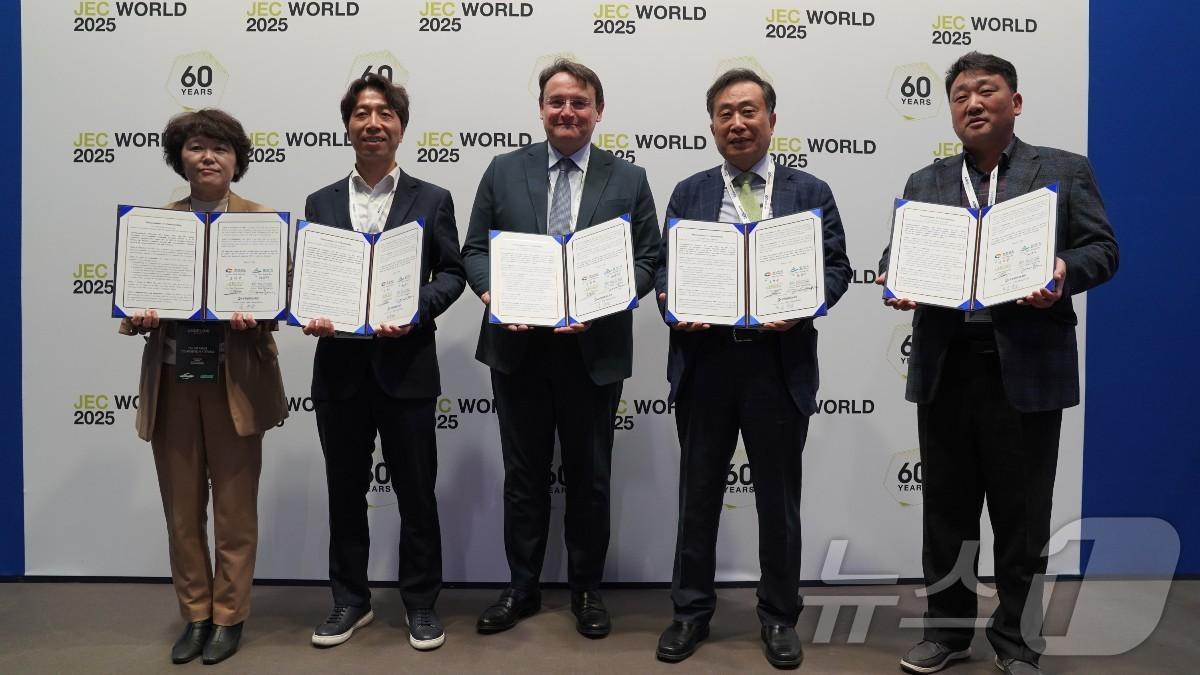 본문 이미지 - 밀양시가 4일 프랑스 파리에서 열린 복합 소재 전시회에서 첨단복합소재-나노융합 산업 활성화 협약을 체결했다. 사진은 프랑스 현지 협약 체결 모습.(밀양시 제공. 재판매 및 DB금지)