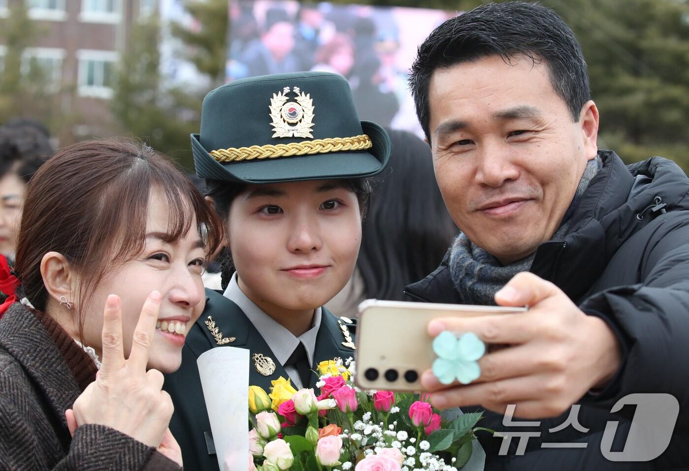 5일 대전 국군간호사관학교에서 열린 제65기 졸업 및 임관식에서 신임 소위가 가족들과 사진을 촬영하고 있다. 2025.3.5/뉴스1 ⓒ News1 김기태 기자