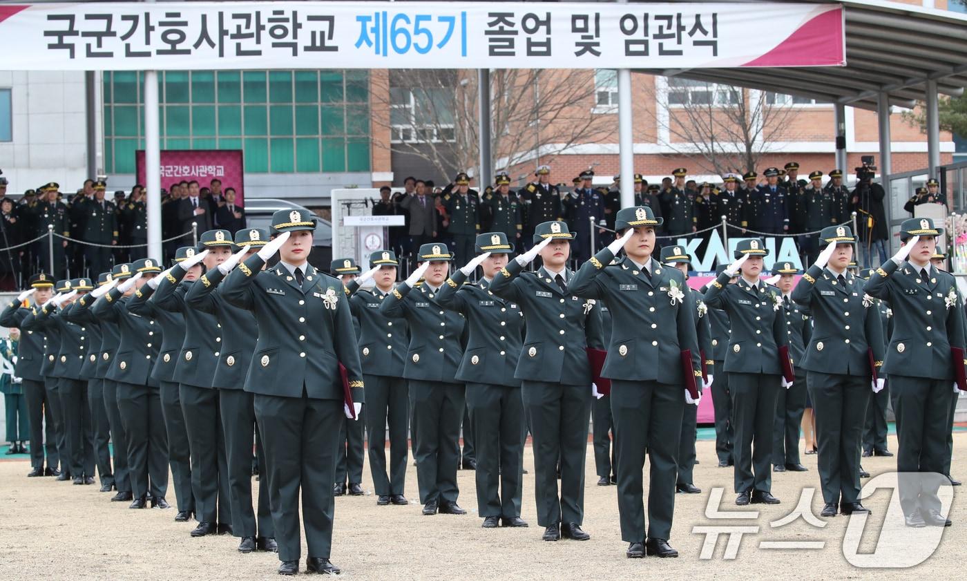 본문 이미지 - 지난해 열린 국군간호사관학교 제65기 졸업 및 임관식에서 신임 소위들이 거수경례를 하고 있다. 2025.3.5 ⓒ 뉴스1 김기태 기자