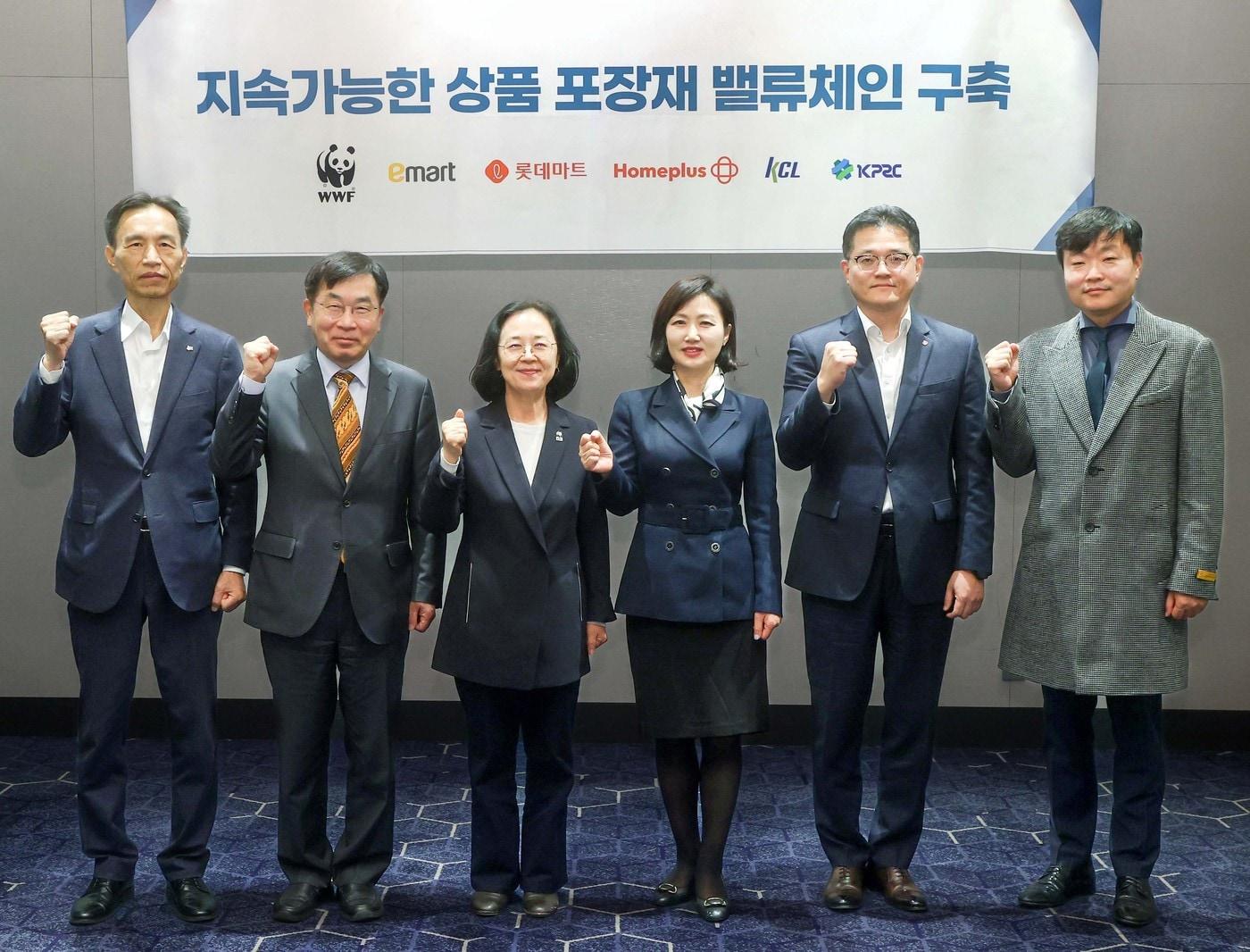 본문 이미지 - 지난 2023년에 진행한 '지속가능한 상품 포장재 밸류체인 구축' 사업 업무협약식에 참여한 진주태 롯데마트·슈퍼 준법지원부문장(오른쪽에서 두번째) 모습(롯데마트 제공)