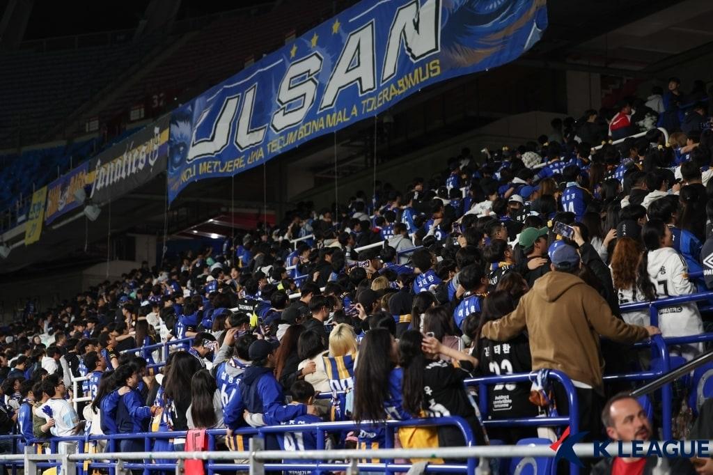 본문 이미지 - 포즈난 응원을 펼치는 K리그 팬들(한국프로축구연맹 제공) 