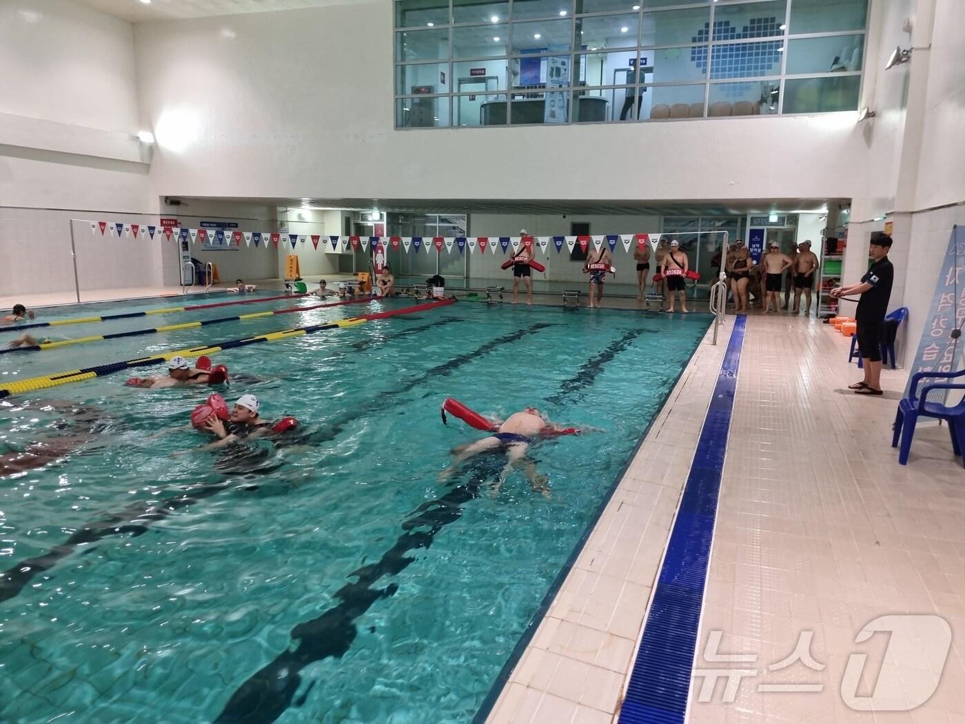 본문 이미지 - 수상 인명구조요원 실습.(양양군 제공, 재판매 및 DB 금지) 2025.3.5/뉴스1