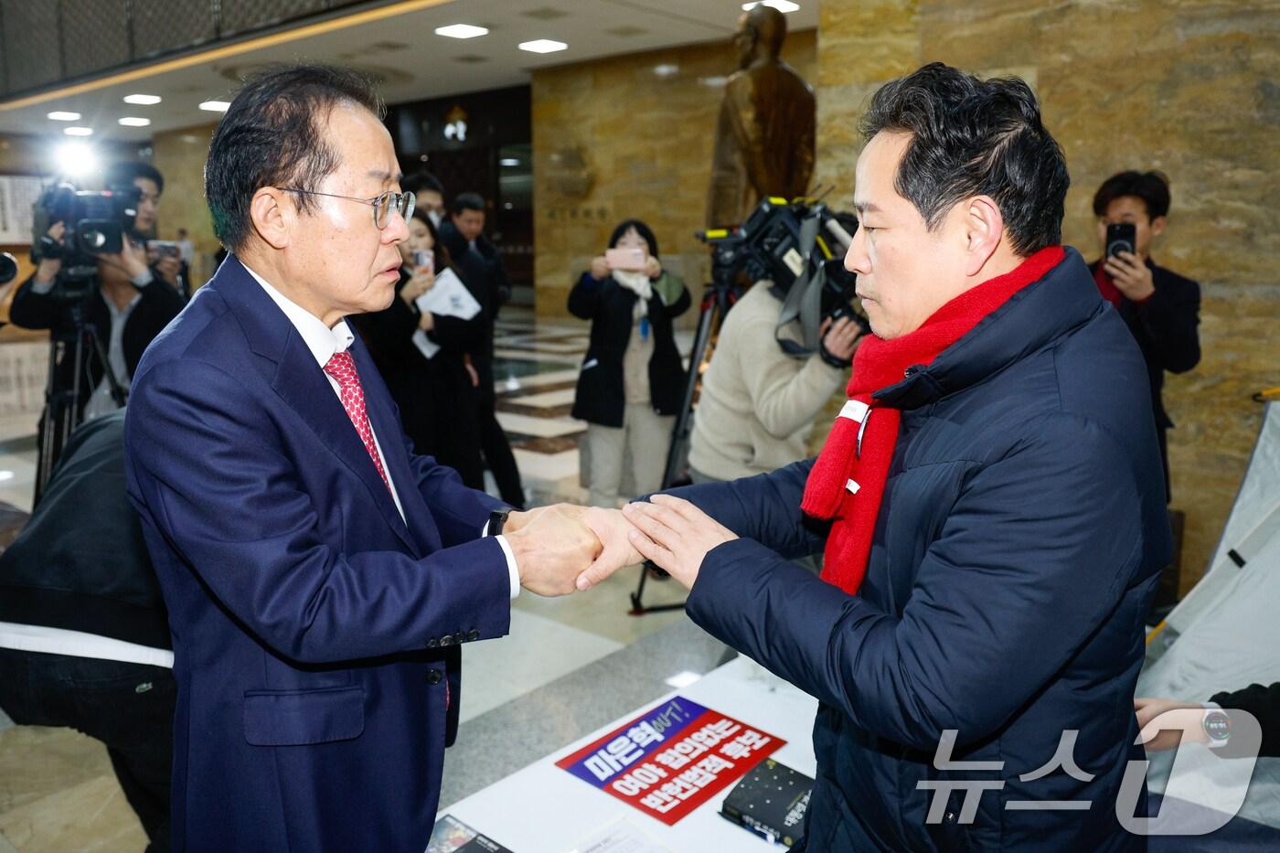 홍준표 대구시장이 5일 서울 여의도 국회 로텐더홀을 찾아 마은혁 헌법재판관 후보자 임명을 반대하며 무기한 단식 농성 나흘 째를 맞은 박수영 국민의힘 의원을 격려하고 있다. &#40;사진은 기사 내용과 무관함&#41; 2025.3.5/뉴스1 ⓒ News1 안은나 기자
