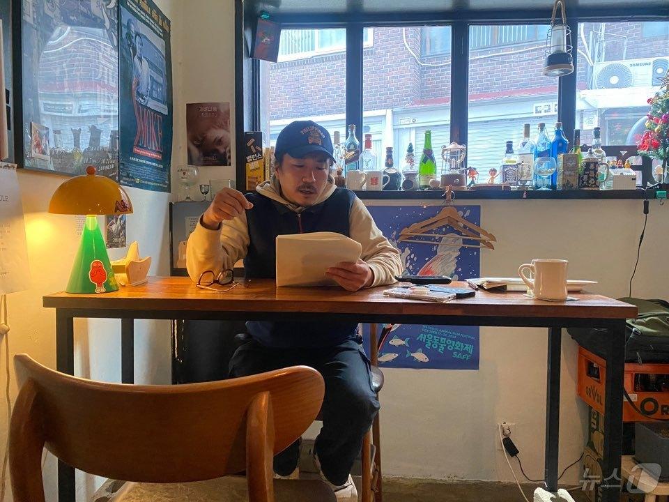 본문 이미지 - 배우 겸 감독 양익준이 5일 서울 성북구의 한 주점에서 취재진과 만나 폭행 혐의를 받게 된 데 대한 입장을 전하고 있다. / 뉴스1 장아름 기자