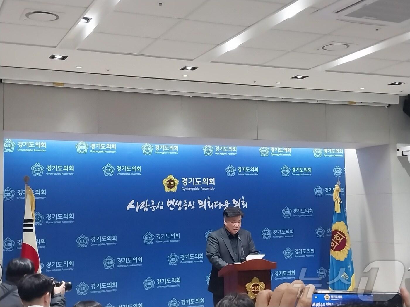 본문 이미지 - "신문 1면에 의회 기사가 없으면 홍보비를 제한해야 한다"는 발언으로 물의를 일으킨 양우식 경기도의회 의원이 지난 4일 오후 도의회 브리핑룸에서 기자회견을 열어 '유감'입장을 밝혔다.2025.3.4./뉴스1 송용환 기자