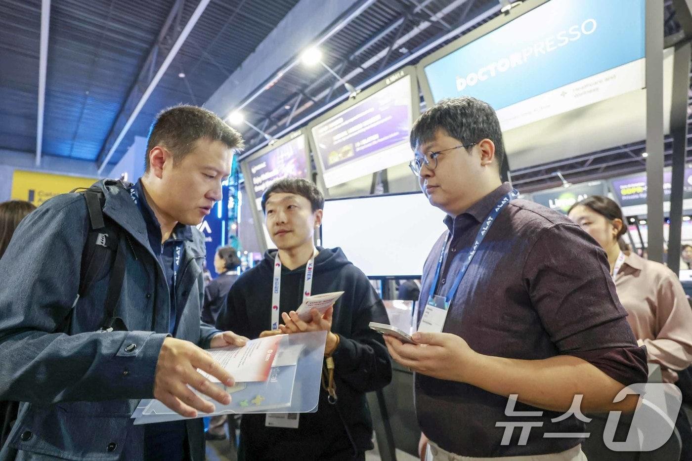 5일&#40;현지시간&#41; 스페인 바르셀로나 피라 그란 비아 전시장에서 열린 &#39;모바일 월드 콩그레스&#40;MWC&#41; 2025&#39;에서 정환보 닥터프레소 대표&#40;오른쪽 첫 번째&#41;가 4YFN관에 마련된 부스에서 관람객들에게 AI 음성 일기 앱 &#39;REDI&#39;을 소개하고 있다. 글로모 어워즈는 세계이동통신사업자협회&#40;GSMA&#41;가 수여하는 정보통신기술&#40;ICT&#41; 업계의 권위적인 상으로, 닥터프레소가 개발한 &#39;REDI&#39;는 &#39;건강 및 웰빙 최고 모바일 혁신상&#40;Best Mobile Innovation for Connected Health and Wellbeing&#41;&#39; 부문의 최종 수상 후보로 올랐다. 2025.3.6/뉴스1 ⓒ News1 민경석 기자