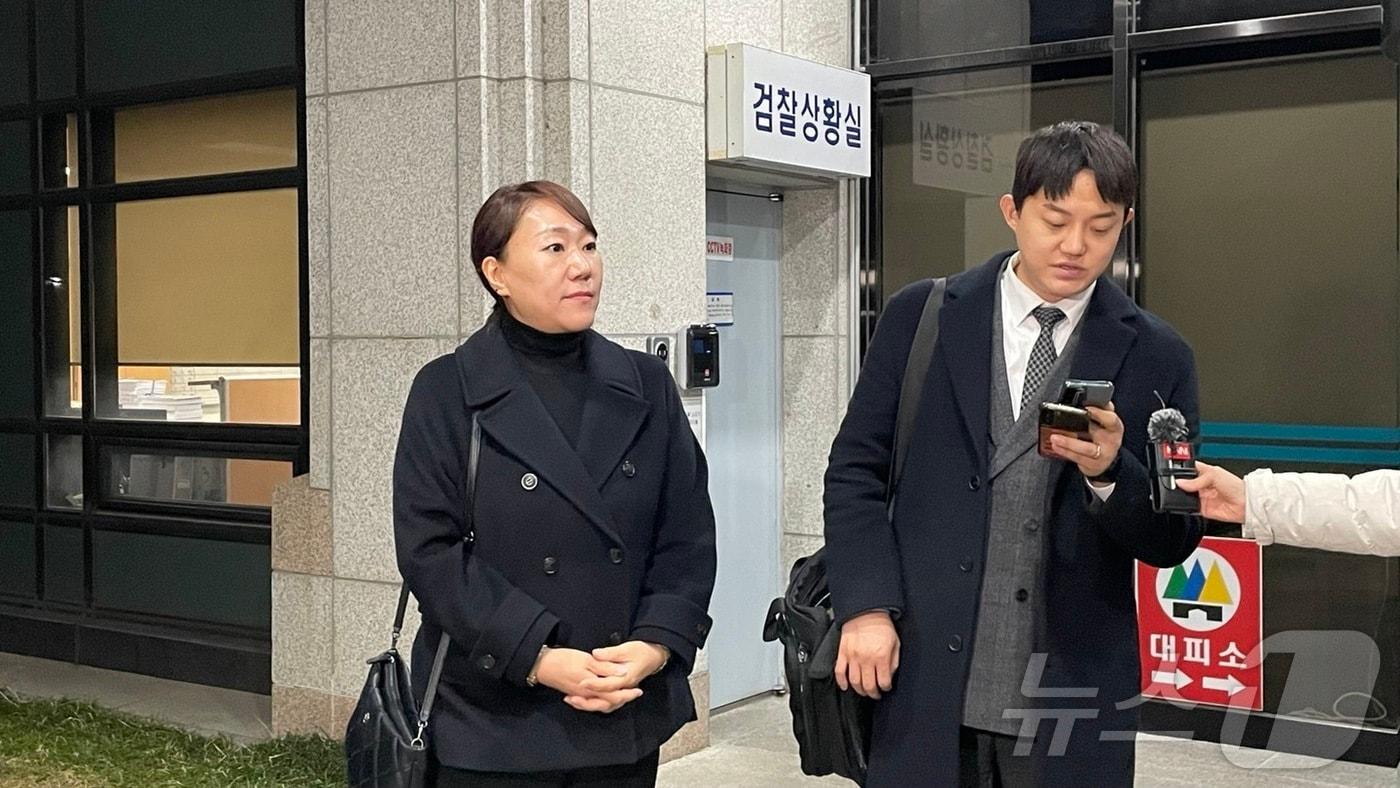 본문 이미지 - 정치브로커 명태균 씨를 둘러싼 각종 의혹을 폭로한 강혜경 씨(왼쪽)가 5일 오후 경남 창원시 성산구 창원지방검찰청에서 참고인 신분으로 검찰 조사를 받은 뒤 청사를 나서고 있다. 2025.3.5/뉴스1 ⓒ News1 강정태 기자