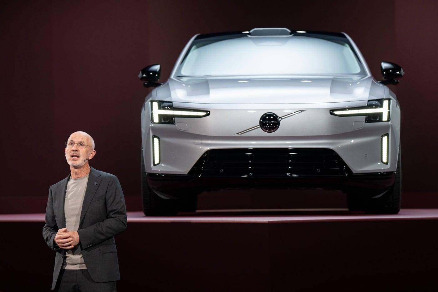 짐 로완 볼보자동차 최고경영자&#40;CEO&#41;가 5일&#40;현지시간&#41; 스웨덴 스톡홀름 근교 미술관 아티펠라그에서 열린 기자회견에서 준대형 순수 전기 세단&#40;BEV&#41; &#39;ES90&#39;의 실물을 처음으로 공개하고 있다&#40;볼보차 제공&#41;. 2025.03.05