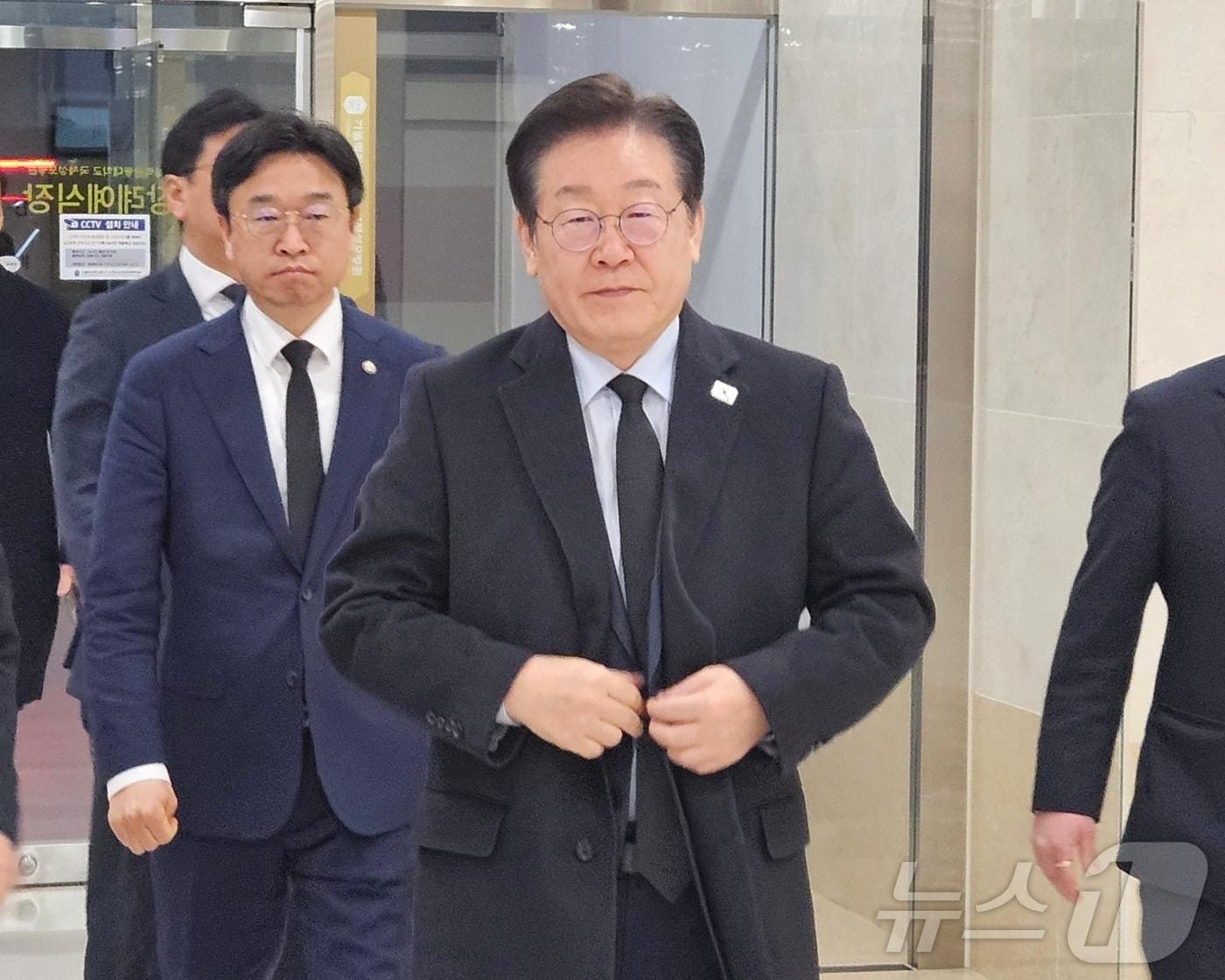 본문 이미지 - 이재명 더불어민주당 대표가 5일 오후 인천시 서구 가톨릭관동대학교 국제성모병원 장례식장에 마련된 빌라 화재 사망자 문하은 양 빈소로 조문을 위해 들어서고 있다. ⓒ News1 박소영 기자