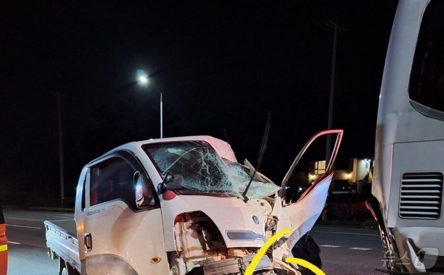 본문 이미지 -  제주에서 1톤 트럭과 버스가 충돌하는 사고가 발생했다.(제주도 소방안전본부 제공, 재판매 및 DB 금지)/뉴스1