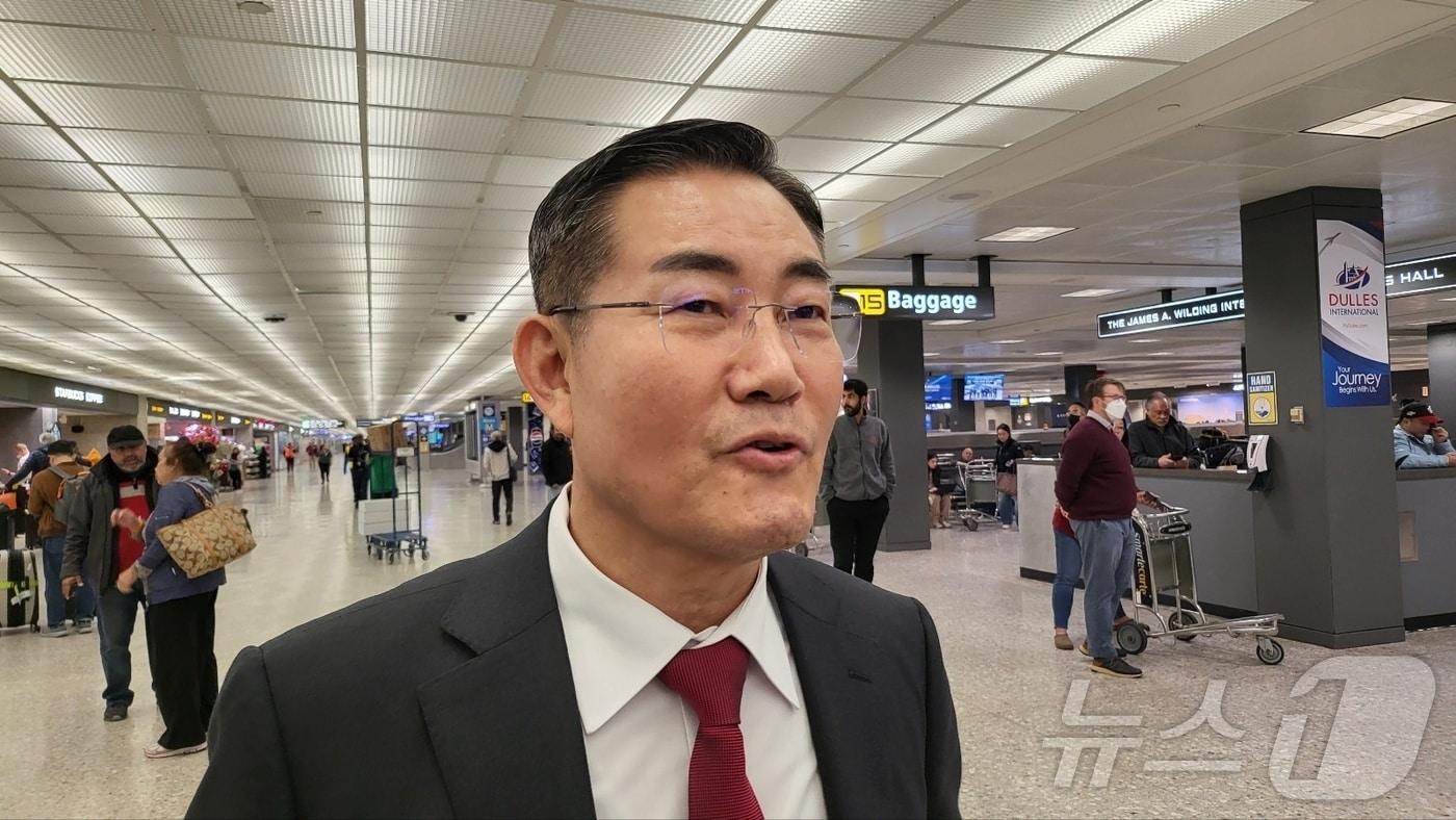 신원식 국가안보실장이 5일(현지시간) 미국 워싱턴DC 인근 덜레스 국제공항을 통해 입국하며 취재진의 질문에 답하고 있다. ⓒ News1 류정민 특파원
