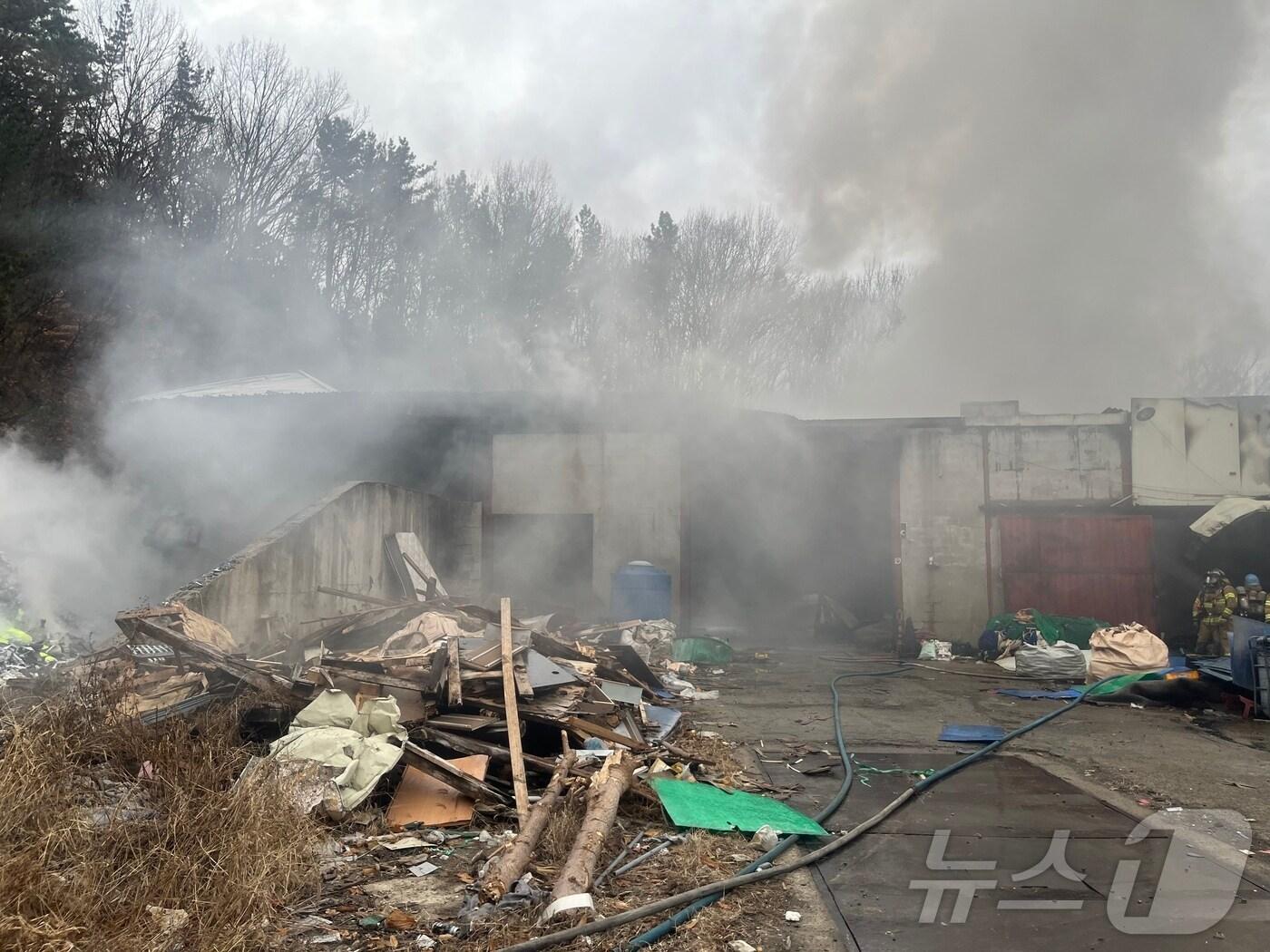 본문 이미지 - 대구 달성군 논공읍의 한 폐기물재활용업체에서 불이 나 소방당국이 30여분 만에 진화했다.(대구소방안전본부 제공.재판매 및 DB 금지)