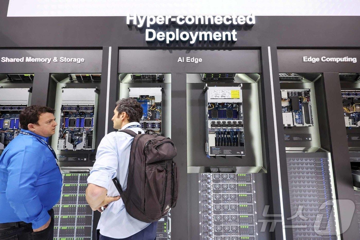 5일(현지시간) 스페인 바르셀로나 피라 그란 비아 전시장에서 열린 '모바일 월드 콩그레스(MWC) 2025'을 찾은 관람객들이 기가바이트(GIGABYTE) 부스에서 AI 서버 등을 살펴보고 있다. 2025.3.6/뉴스1 ⓒ News1 민경석 기자