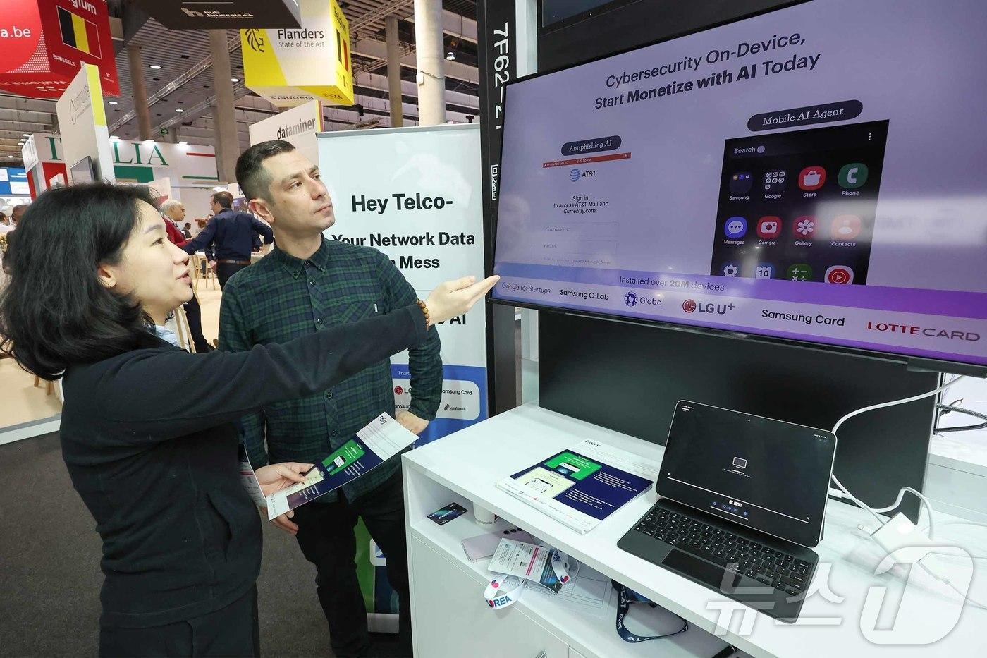 5일(현지시간) 스페인 바르셀로나 피라 그란 비아 전시장에서 열린 '모바일 월드 콩그레스(MWC) 2025'에서 장인선 페어리(fairy) 대표가 관람객에게 설명을 하고 있다. 2025.3.6/뉴스1 ⓒ News1 민경석 기자