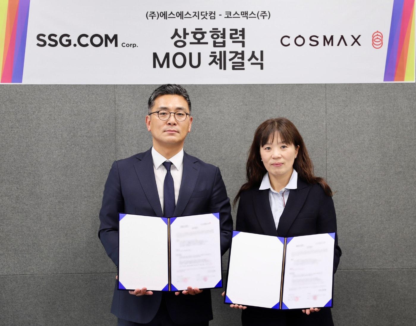 본문 이미지 - 2월 28일 서울 영등포구 SSG닷컴 본사에서 진행된 코스맥스-SSG닷컴 업무협약식에서 최재우 코스맥스 마케팅부문장(왼쪽)과 김일선 SSG닷컴 패션뷰티담당이 기념 촬영을 하고 있다.(코스맥스제공)