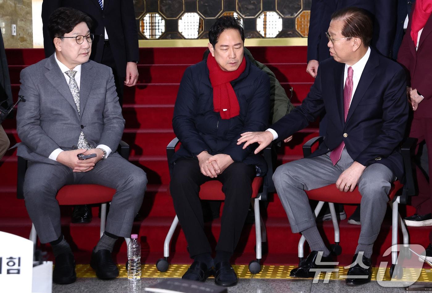 본문 이미지 - 국민의힘 권영세 비상대책위원장과 권성동 원내대표가 6일 오전 서울 여의도 국회 로텐더홀에서 마은혁 헌법재판관 후보자 임명을 반대하며 무기한 단식 농성 중인 박수영 의원을 찾아 대화하고 있다. 2025.3.6/뉴스1 ⓒ News1 김민지 기자