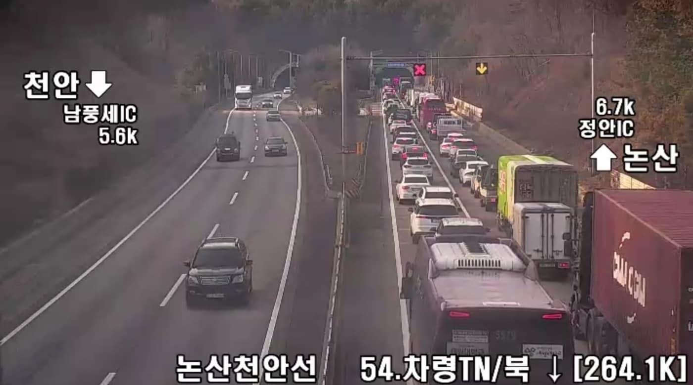 6일 오전 8시 19분께 천안논산고속도로 논산방향 차령터널 입구에서 3중 추돌사고로 극심한 정체가 빚어지고 있다. (CCTV 영상 캡처)