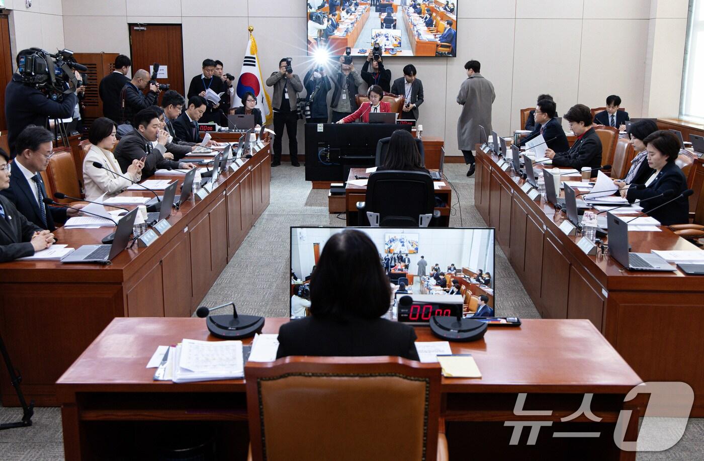 이인선 국회 여성가족위원회 위원장이 6일 오전 서울 여의도 국회에서 열린 제423회 국회(임시회) 여성가족위원회 제1차 전체회의에서 의사봉을 두드리고 있다. 2025.3.6/뉴스1 ⓒ News1 이재명 기자