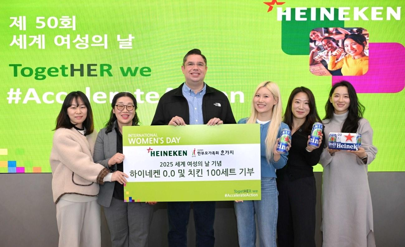 본문 이미지 - &#40;왼쪽 세번째&#41;마이클 바이니오 하이네켄코리아 대표이사, &#40;왼쪽 두번째&#41;장희정 한부모가족회 한가지 대표 등 관계자들이 전달식 후 기념 촬영을 하고 있다.&#40;하이네켄코리아 제공&#41;