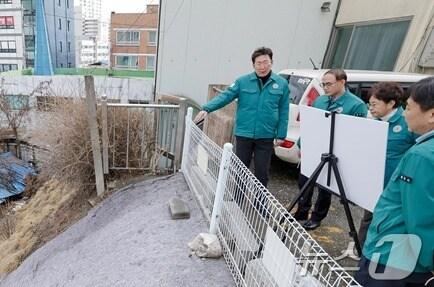 본문 이미지 - 강원 원주시의 해빙기 취약시설 안전점검 자료 사진. (원주시 제공. 재판매 및 DB금지) 2025.3.6/뉴스1