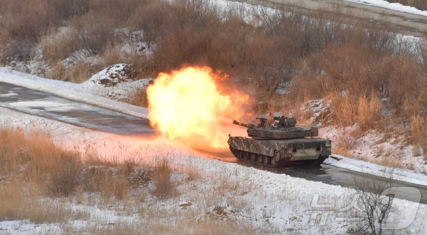 본문 이미지 - 한미 양국군은 6일, 경기도 포천시 소재 승진과학화훈련장에서 2025년 FS연습과 연계한 올해 첫 '연합합동 통합화력 실사격 훈련'을 실시했다. 사진은 장애물지대에 통로가 개척되자, 후속 전차와 장갑차들이 초월공격을 시도하는 모습. (육군 제공)