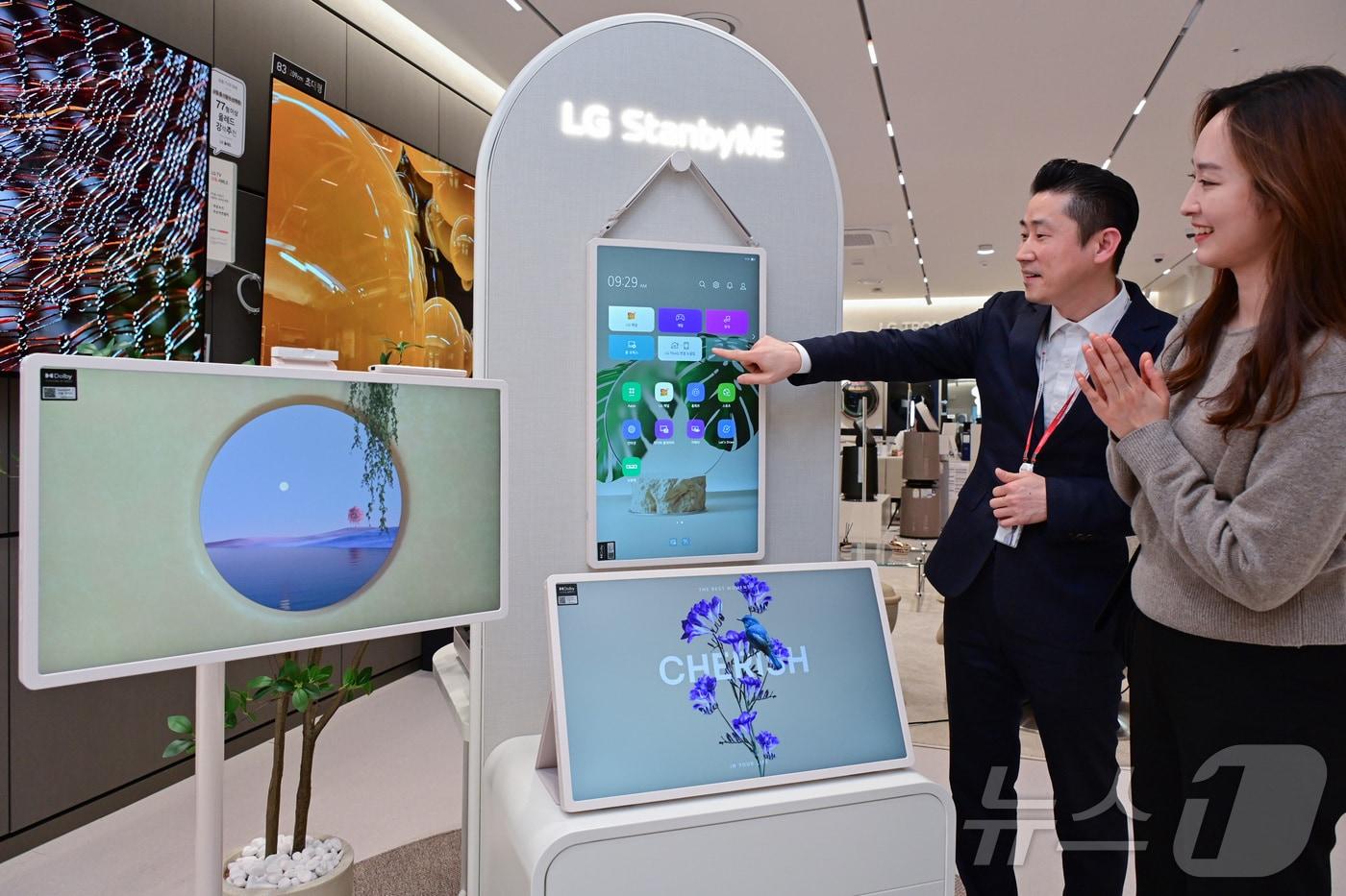 . LG전자 베스트샵에서 모델들이스탠바이미 2의 다양한 활용을 체험해 보고 있다. (LG전자 제공. 재판매 및 DB 금지) 2025.3.6/뉴스1