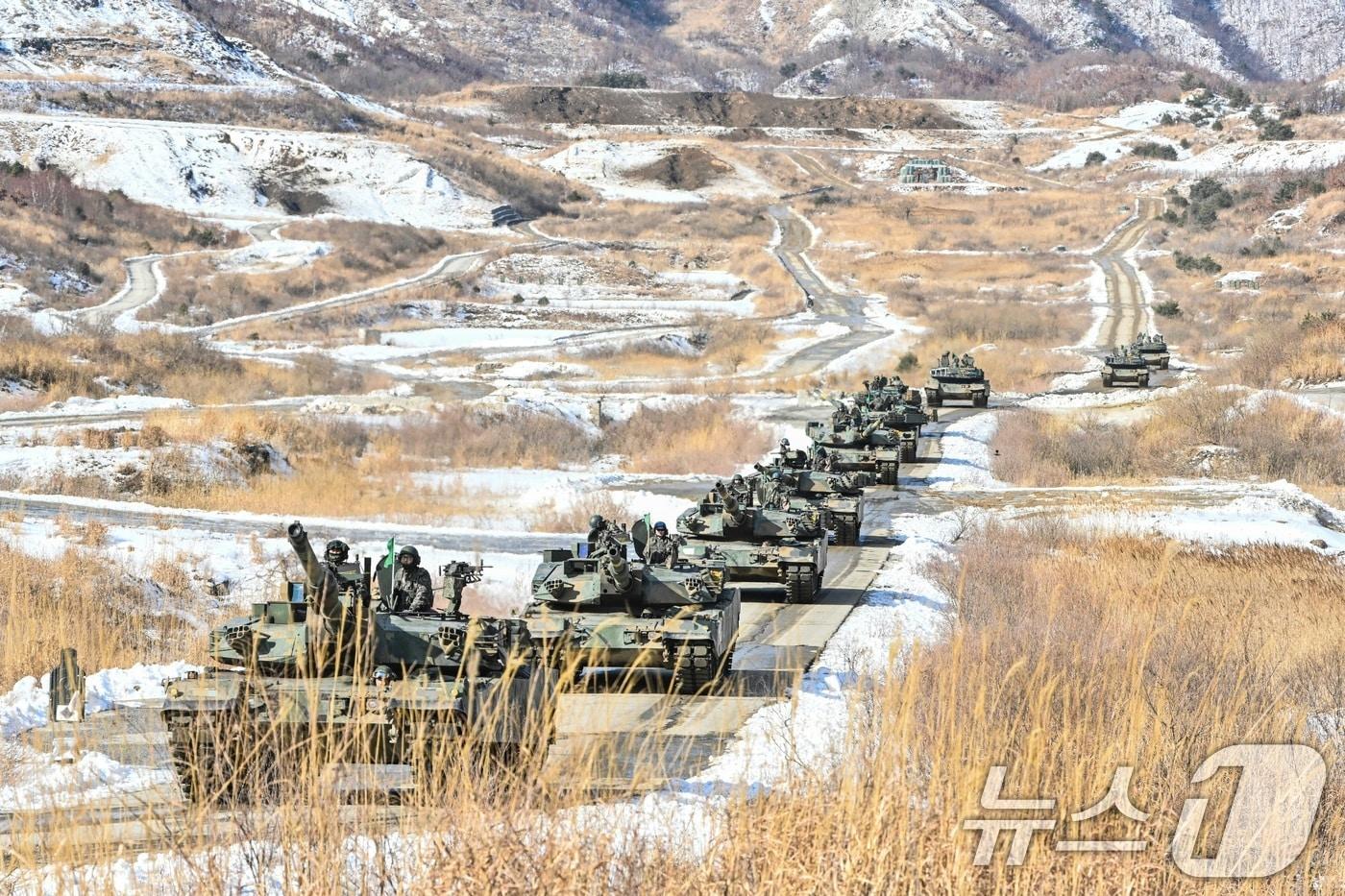 본문 이미지 - 육군 수도기계화보병사단 전차대대TF가 지난해 3월 경기도 포천시 승진과학화훈련장에서 열린 올해 첫 '한미 연합합동 통합화력 실사격 훈련'에서 공격개시선을 통과하며 본격적인 전투에 돌입하는 모습. (육군 제공. 재판매 및 DB 금지) 2025.3.6 ⓒ 뉴스1
