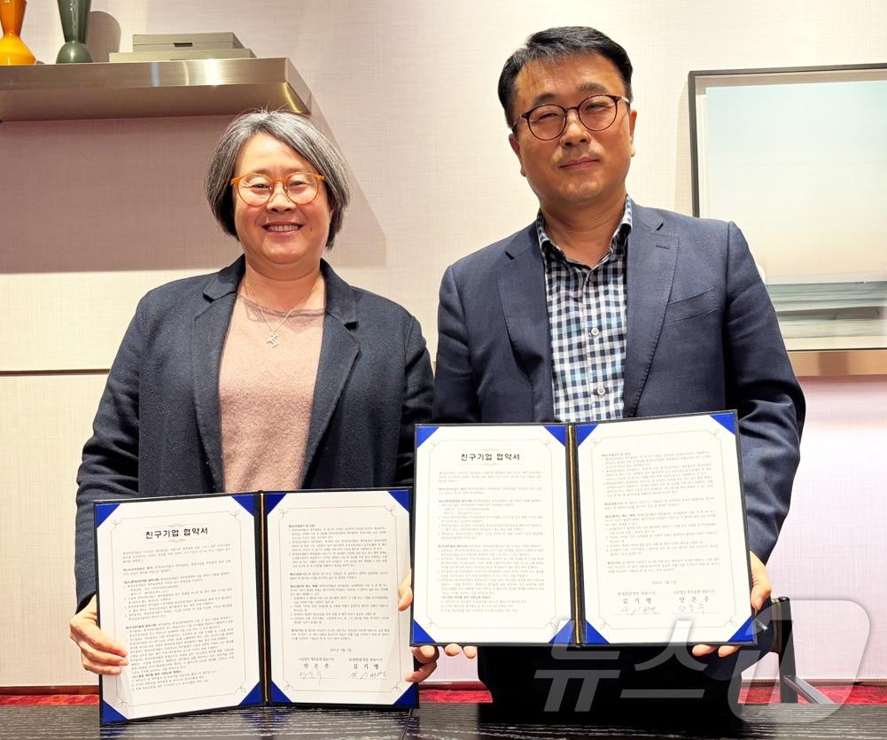 본문 이미지 - 이병연 롯데관광개발 대외협력이사(오른쪽)와 사단법인 제주올레 안은주 대표가 지난 5일 제주 드림타워 복합리조트 4층 연회장에서 협약 체결 후 기념사진을 촬영하고 있다.(롯데관광개발 제공)