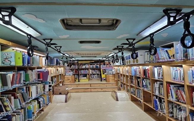 본문 이미지 - 강원 원주시 박경리문학공원 문학의 집 앞뜰에 마련된 '패랭이꽃그림책버스' 자료 사진. (원주시 제공. 재판매 및 DB금지) 2025.3.6/뉴스1