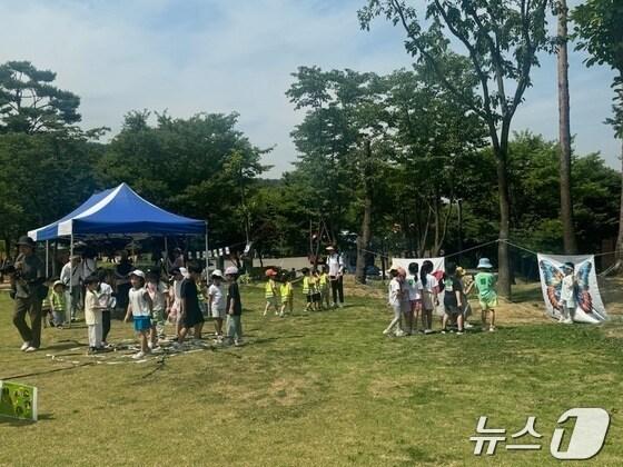 본문 이미지 - 용인자연휴양림에서 진행된 유아 숲 프로그램 모습.(용인시 제공)