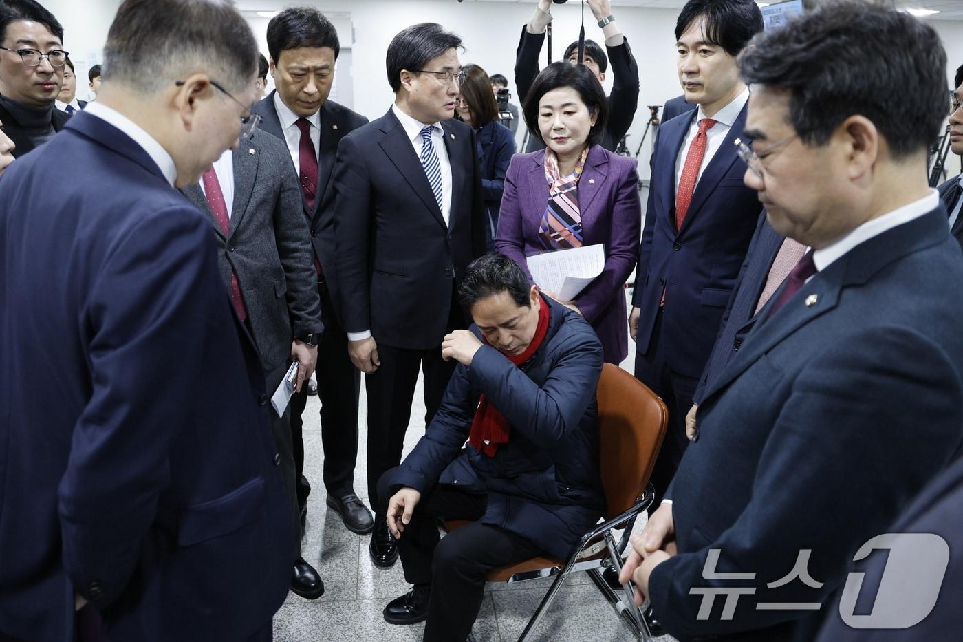 단식 5일째에 돌입한 박수영 국민의힘 의원이 6일 서울 여의도 국회 소통관에서 부산 지역 동료 의원들과 이재명 더불어민주당 대표의 부산 방문 관련 기자회견을 하기 전 의자에 잠시 앉아 있다. 2025.3.6/뉴스1 ⓒ News1 안은나 기자