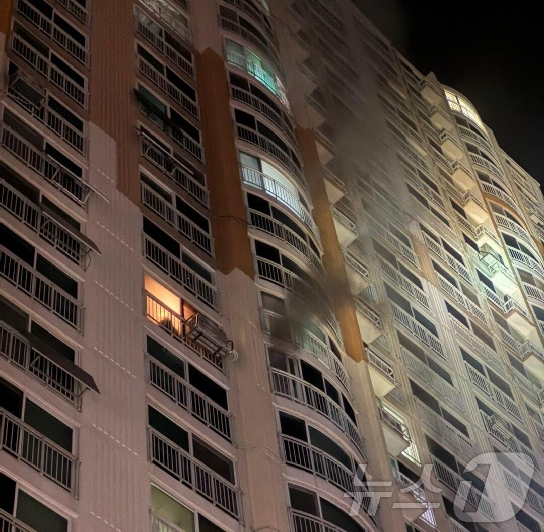 본문 이미지 - 6일 오전 4시23쯤 경북 구미시 봉곡동 26층 아파트 12층에서 불이 나 20여 분 만에 진화됐다.