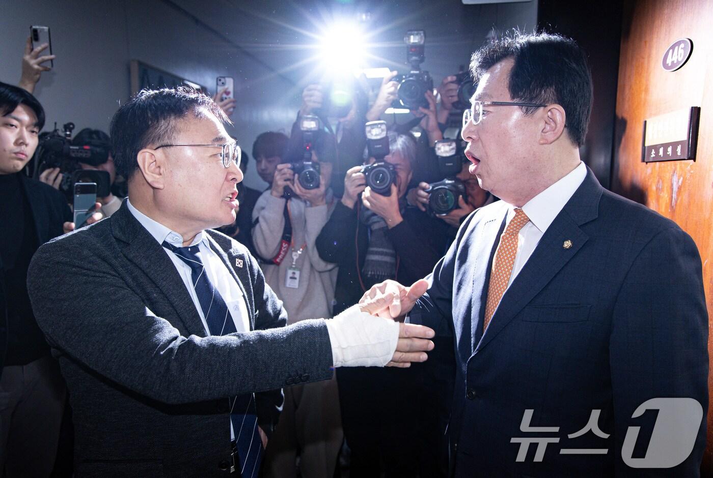 이만희 국민의힘 의원과 이광희 더불어민주당 의원이 6일 오전 서울 여의도 국회 행정안전위원회에서 열린 김대웅 중앙선거관리위원회 위원 후보자 인사청문회가 정회된 후 설전을 벌이고 있다. 2025.3.6/뉴스1 ⓒ News1 이재명 기자