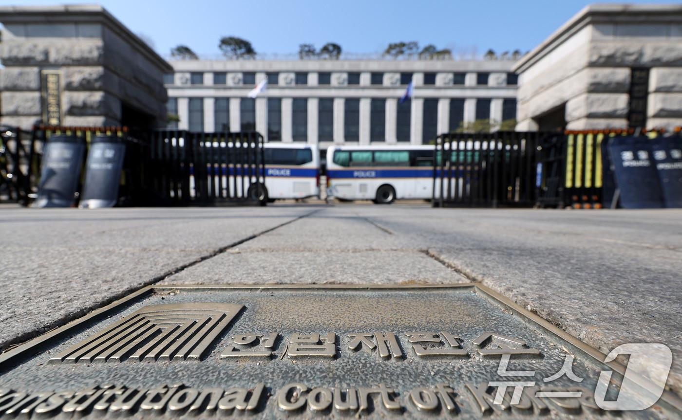 6일 서울 종로구 헌법재판소에 경찰 차벽이 세워져 있다. 2025.3.6/뉴스1 ⓒ News1 박지혜 기자