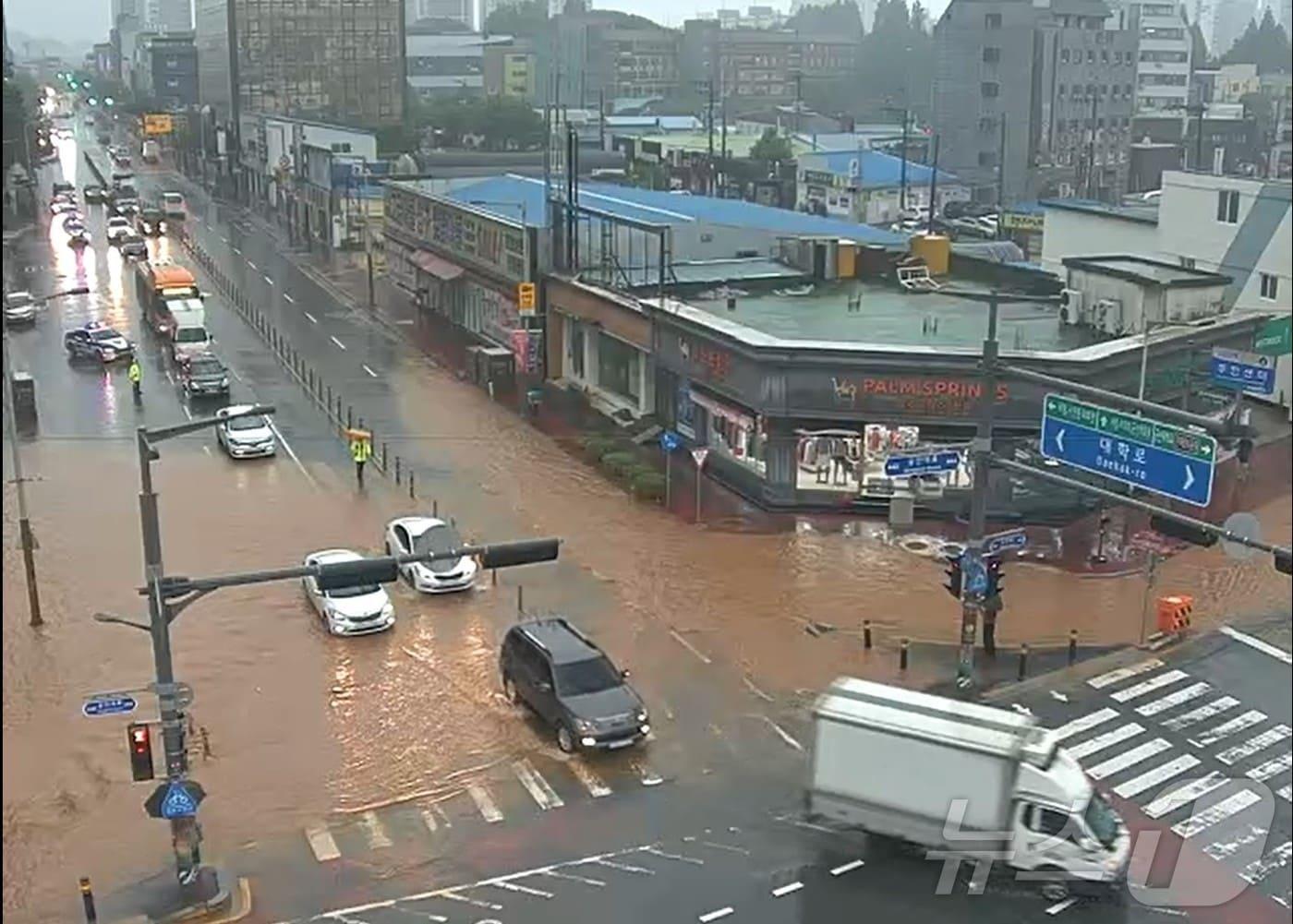 본문 이미지 - 군산시가 빗물의 건물 유입을 막는 차수판을 설치할 경우 비용의 최대 90%를 지원한다.(군산시 제공. 재판매 및 DB금지)