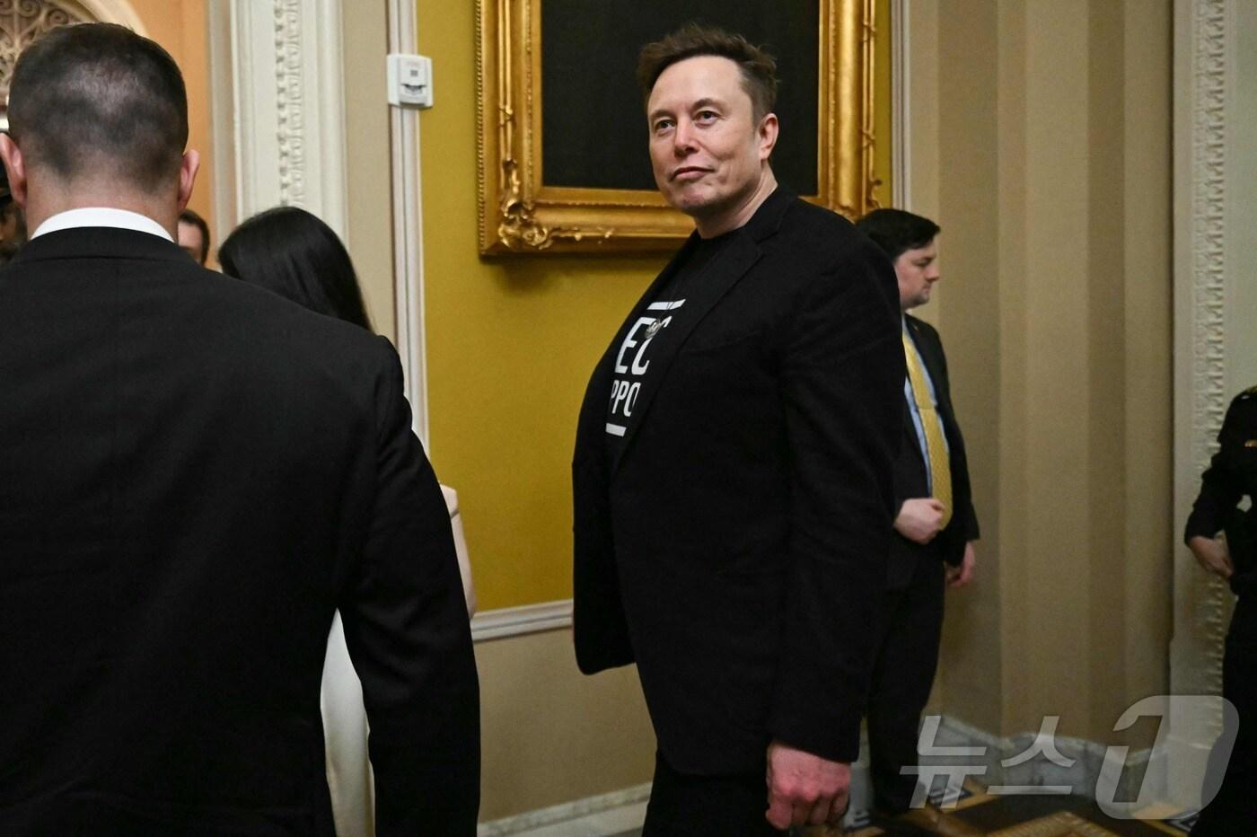 일론 머스크 미국 정부 효율부 수장이 5일(현지시간) 워싱턴 의사당의 공화당 상원 운영위원회에서 비공개 회의를 마친 뒤 떠나고 있다. 2025.03.06 ⓒ AFP=뉴스1 ⓒ News1 우동명 기자