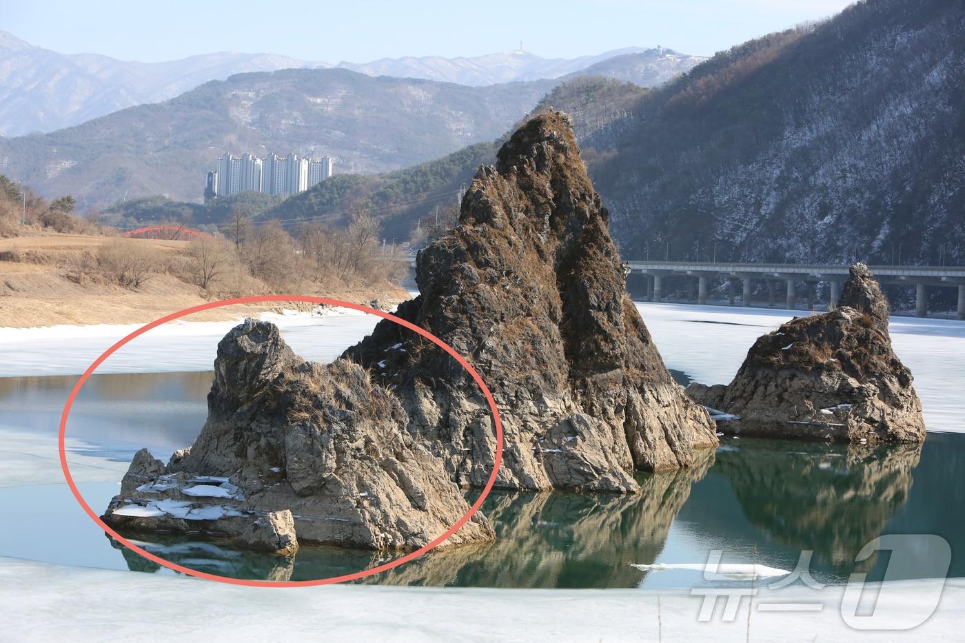 충북 관광의 심장부인 단양 도담삼봉 중 가장 작은 봉우리의 물 속에서 '풍화작용(빨간 원)'이 나타나고 있다는 주장이 제기됐다. 2025.3.6./뉴스1 ⓒ News1 손도언 기자 