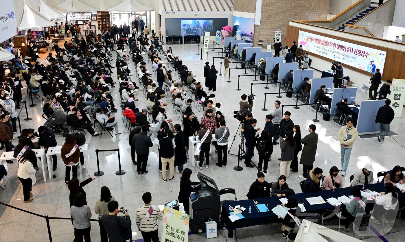 6일 시청 중앙홀에서 '천원주택(매입임대주택)' 예비입주자 신청접수를 받고 있다.(인천시 제공) ⓒ News1 박소영 기자