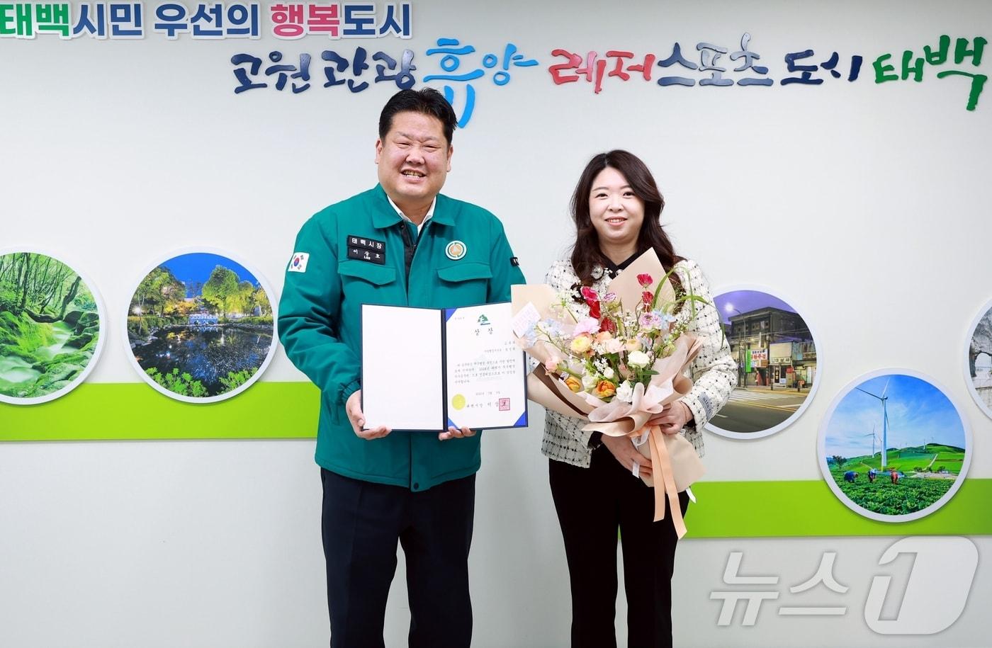 강원 태백시가 지난 5일 청사에서 '2024년 적극행정 우수공무원 시상식'을 연 가운데 이상호 태백시장이 우수공무원으로 선정된 시 교육과의 함성희 주무관과 기념 사진을 촬영하고 있는 모습. (태백시 제공. 재판매 및 DB금지) 2025.3.6/뉴스1