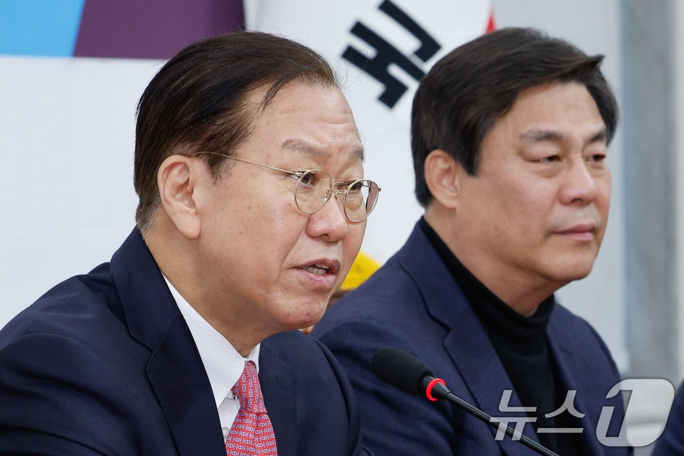 권영세 국민의힘 비상대책위원장이 6일 서울 여의도 국회에서 열린 중산층·서민경제위원회 임명장 수여식 및 1차 회의에서 모두 발언하고 있다. 오른쪽은 김선동 위원장. 2025.3.6/뉴스1 ⓒ News1 안은나 기자