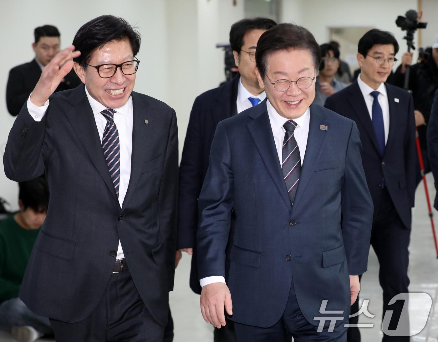 본문 이미지 - 이재명 더불어민주당 대표가 6일 부산 강서구 부산항만공사 신항지사를 방문해 박형준 부산시장과 면담하기 위해 이동하고 있다. 2025.3.6/뉴스1 ⓒ News1 윤일지 기자