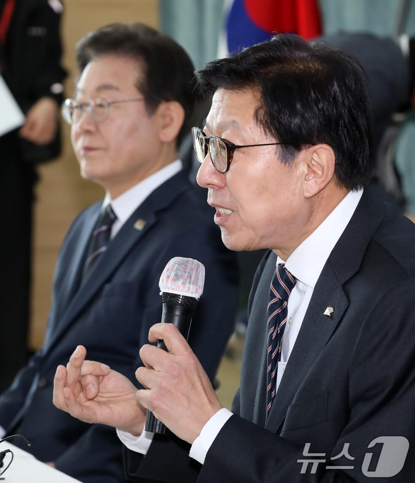 본문 이미지 - 박형준 부산시장이 6일 부산 강서구 부산항만공사 신항지사를 방문해 이재명 대표와 면담하고 있다. 2025.3.6/뉴스1 ⓒ News1 윤일지 기자