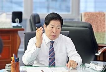 본문 이미지 - 뉴스1과 인터뷰를 진행중인 공영민 고흥군수&#40;고흥군 제공&#41;  